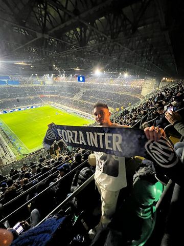 אוהד מניף צעיף Forza Inter ביציע העליון בסן סירו